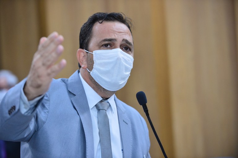 Fábio Meireles cobra celeridade da Deso nos serviços de esgotamento em Aracaju