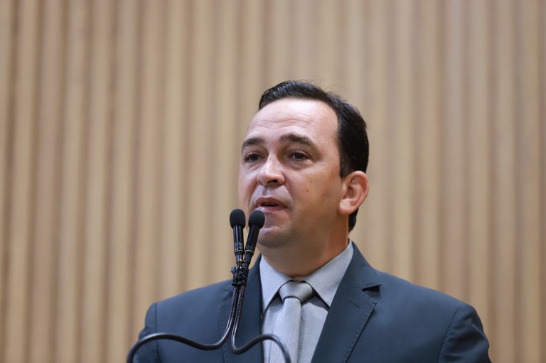 Fábio Meireles cobra celeridade da Deso para fechamento de crateras nas ruas 