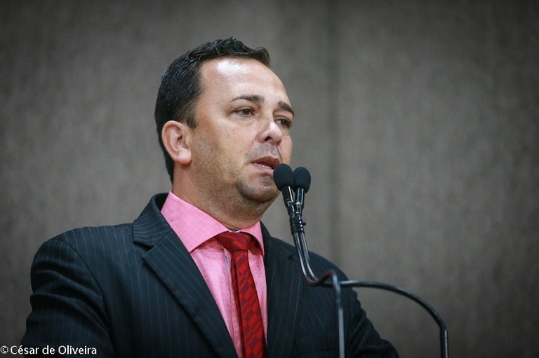 Fábio Meireles cobra melhorias na infraestrutura da Orlinha do Bairro Industrial