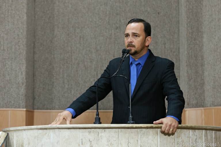 Fábio Meireles cobra reposicionamento de ponto de ônibus