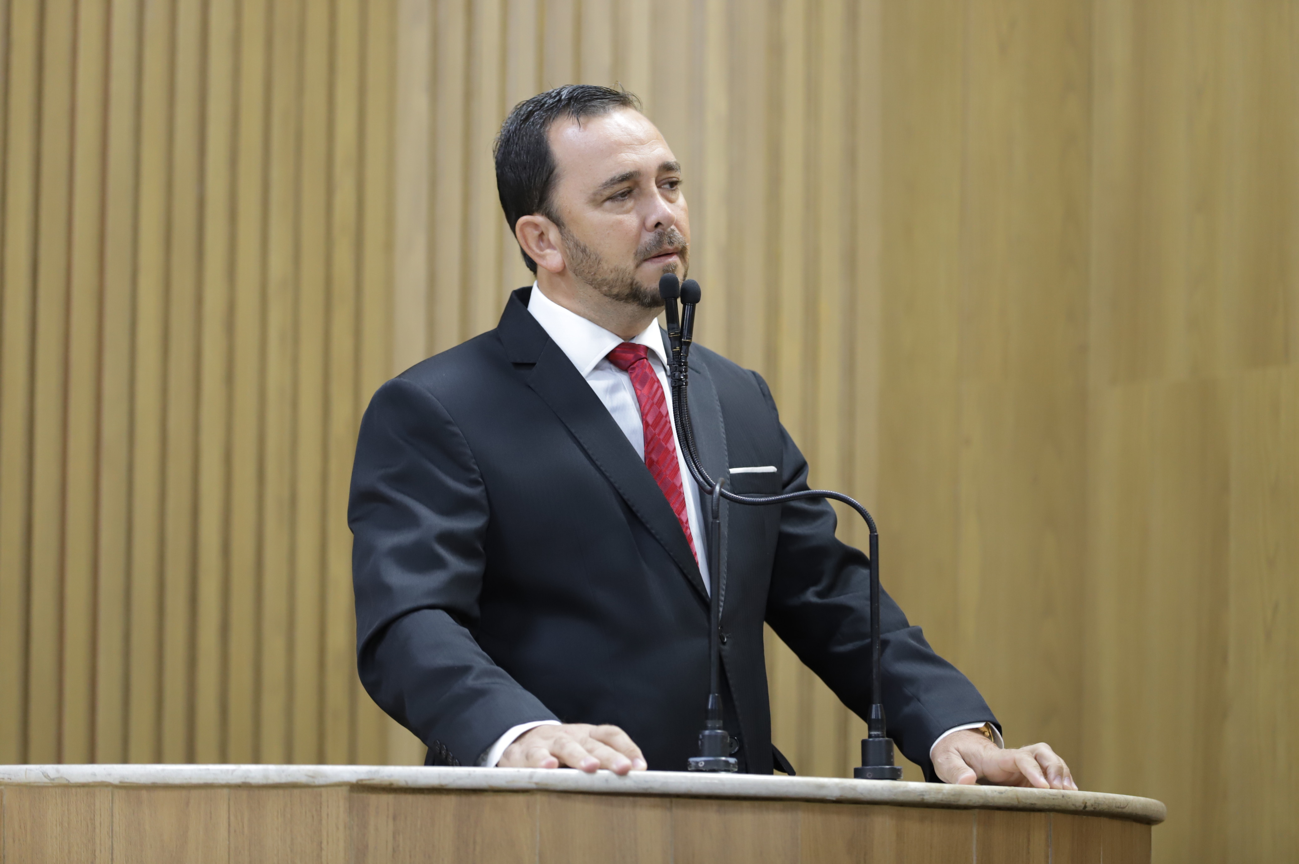 Fábio Meireles comemora instalação de pontilhão no Bairro Industrial