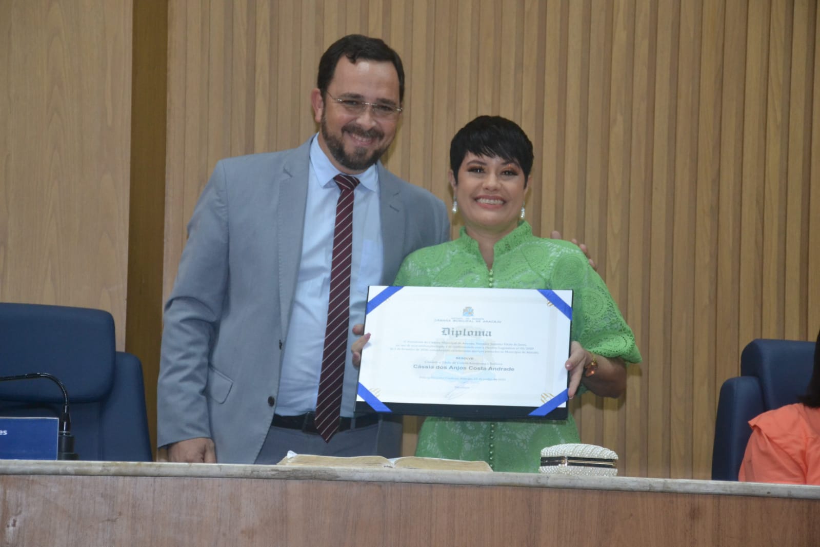 Fábio Meireles concede Título de Cidadania à ministra do evangelho Cássia dos Anjos