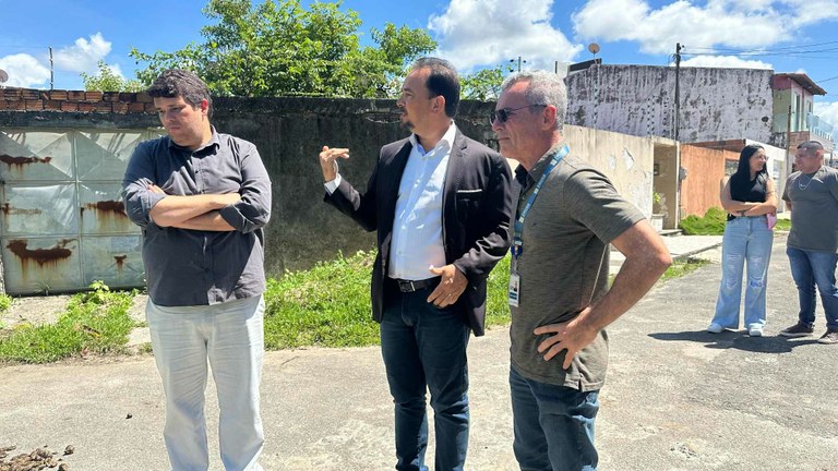 Fábio Meireles denuncia perigo de desabamento de encosta no bairro Soledade 