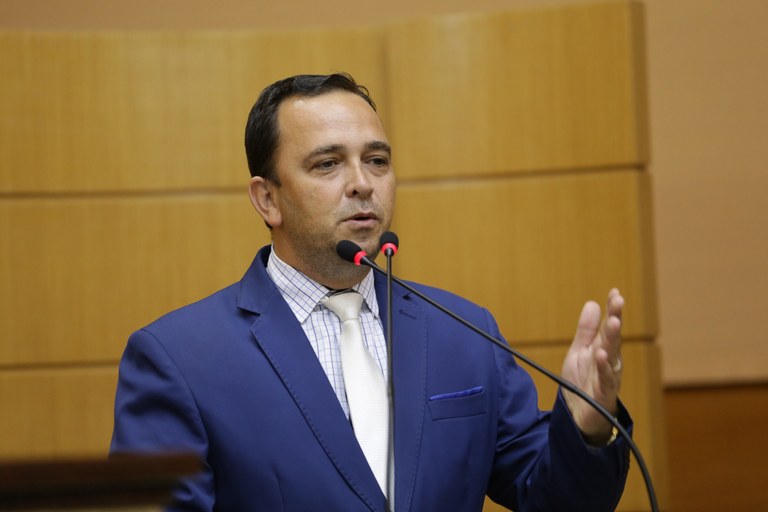 Fábio Meireles lamenta a prática excessiva do descarte de lixo nas ruas 