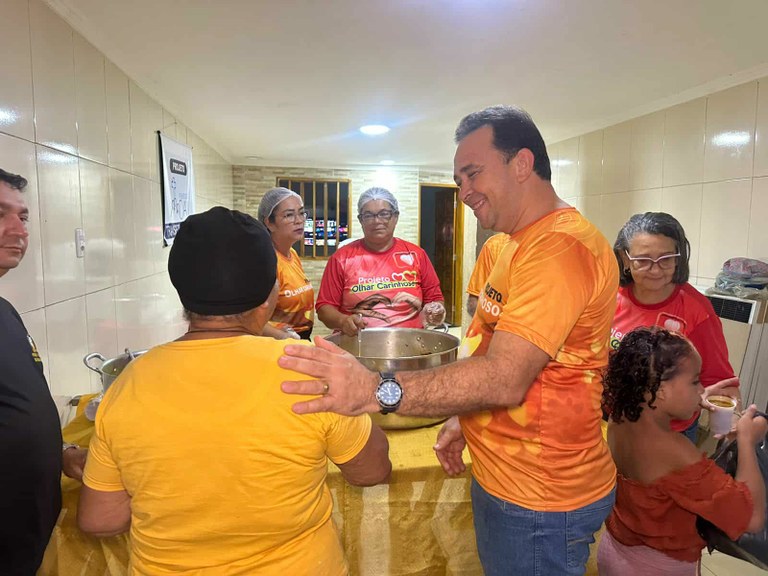 Fábio Meireles oferta sopão com voluntários da ONG Olhar Carinhoso na rua Dom Pedro II