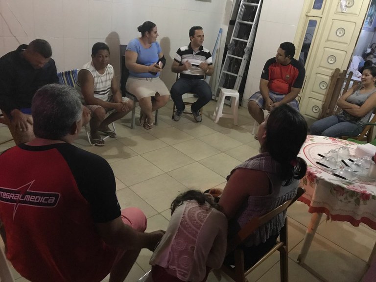Fábio Meireles ouve reclamos dos moradores do Loteamento Maracaju I