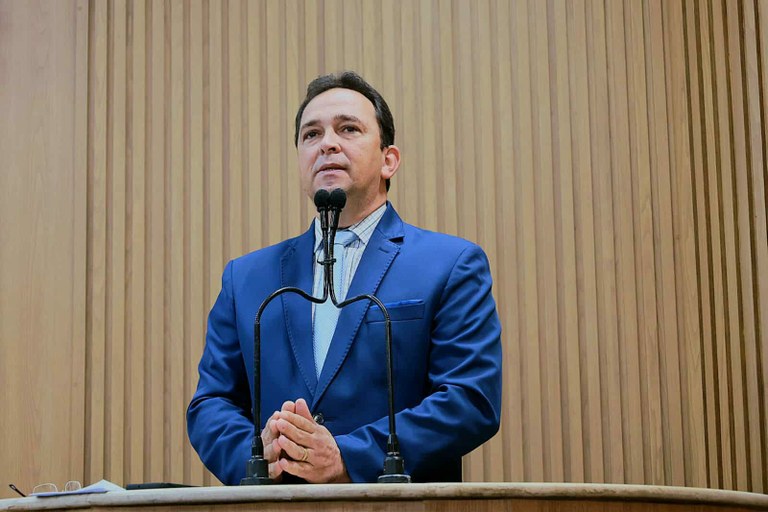 Fábio Meireles (PDT) apela à EMSURB para limpeza de praça pública no bairro Soledade 