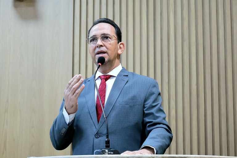 Fábio Meireles (PDT) cobra limpeza e drenagem da Prefeitura e critica a gestão de Emília Corrêa. 