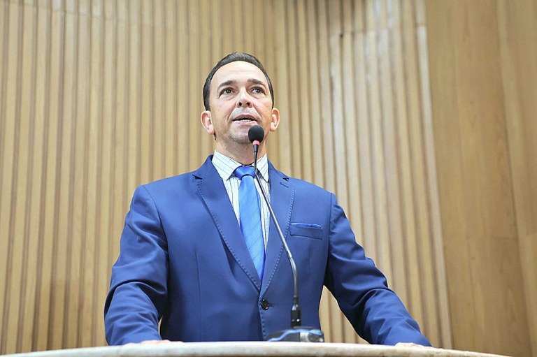 Fábio Meireles (PDT) cobra recapeamento asfáltico para Avenida Alexandre Alcino no Santa Maria
