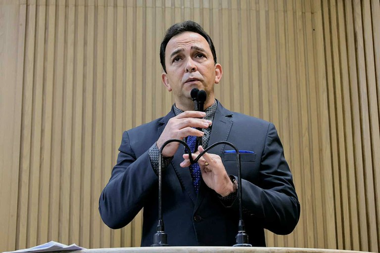 Fábio Meireles (PDT) cobra  envio para Câmara de Aracaju relatórios trimestral da EMSURB e quadrimestral da SMTT 