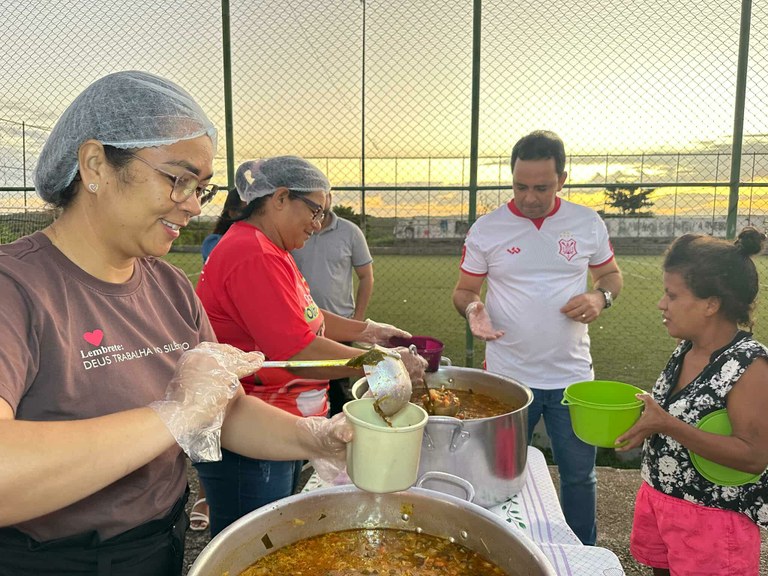 Fábio Meireles (PDT) colabora com “Sopão Solidário” no Campo Society do Bomfim em Soledade