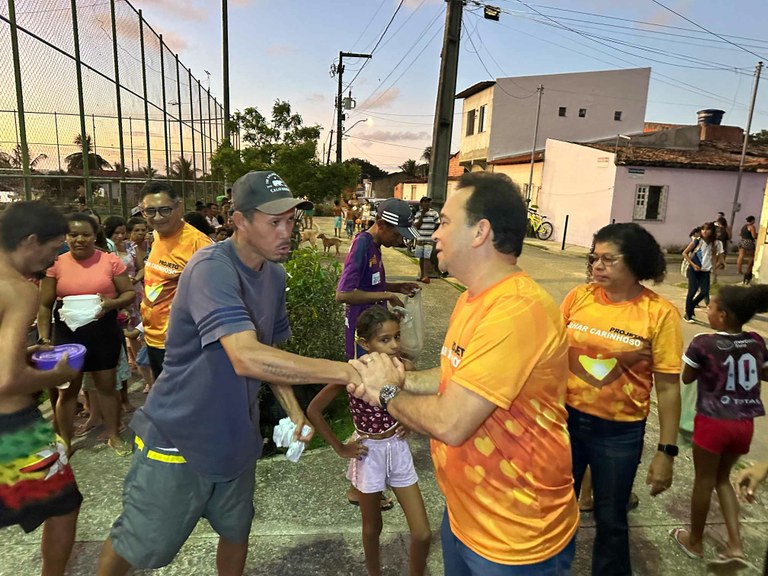 Fábio Meireles (PDT) coopera no “Sopão Solidário” da ONG Olhar Carinhoso no loteamento Senhor do Bomfim   
