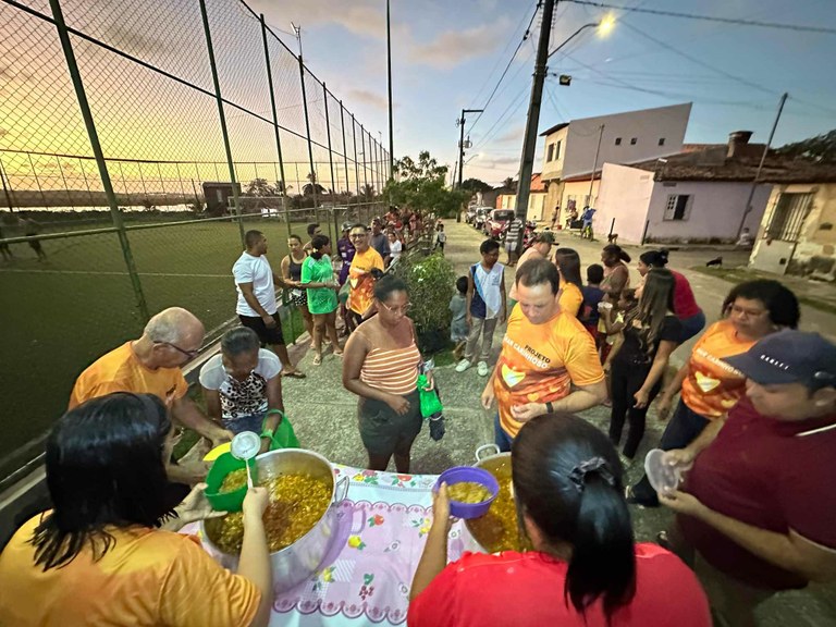 Fábio Meireles (PDT) coopera no “Sopão Solidário” da ONG Olhar Carinhoso no Loteamento Senhor do Bomfim 