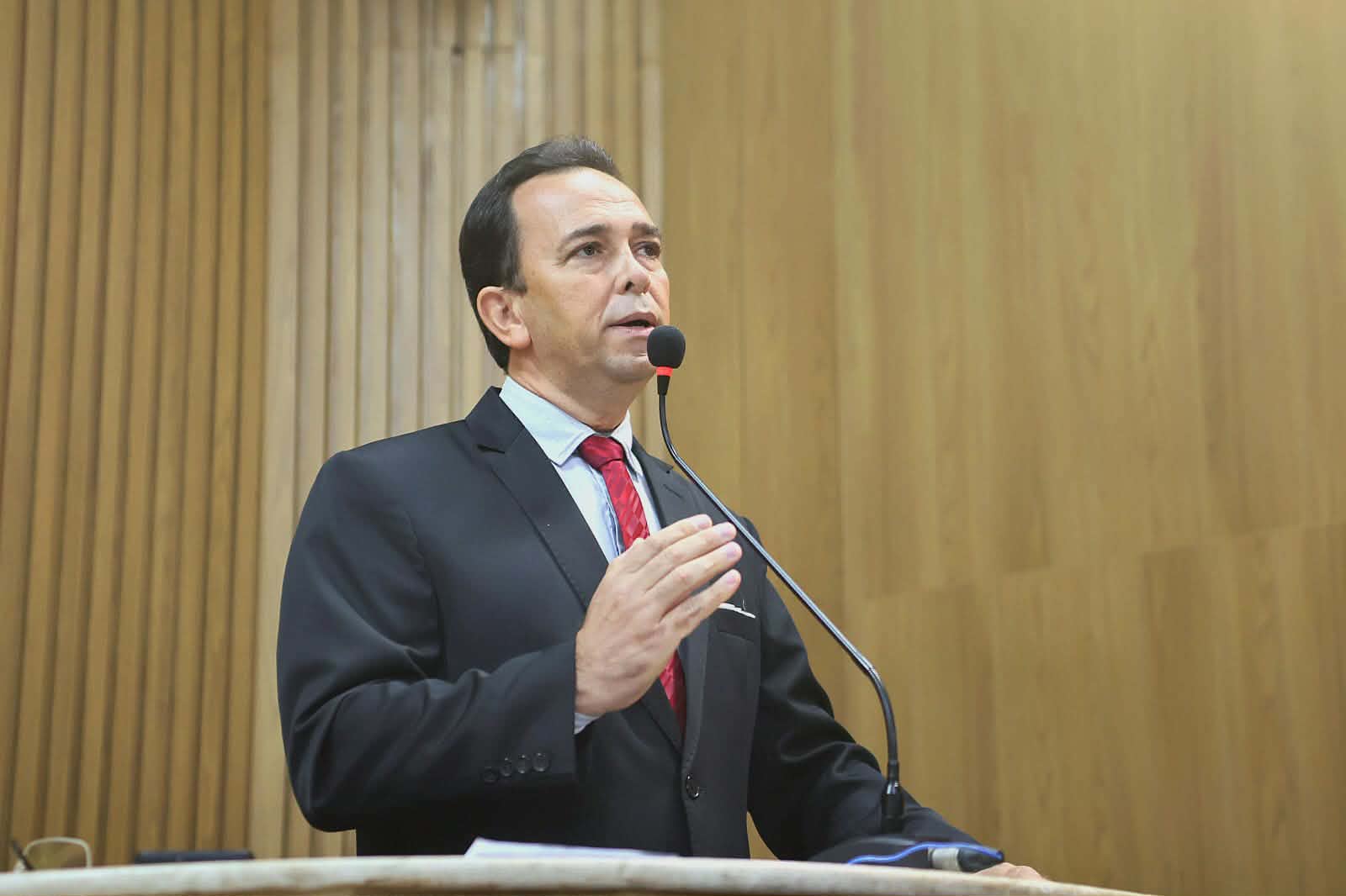 Fábio Meireles (PDT) critica acúmulo de mato na Avenida Gasoduto e cobra providências 