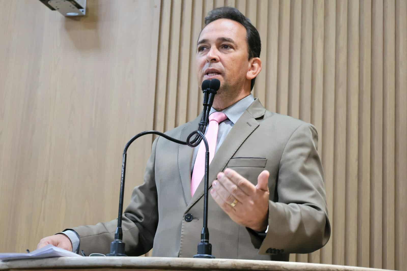 Fábio Meireles (PDT) critica ausência de limpeza pública em ruas do Santos Dumont  