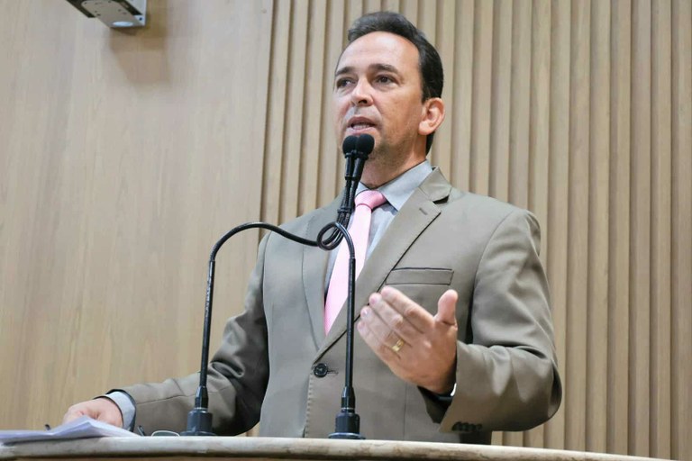 Fábio Meireles (PDT) critica ausência de limpeza pública em ruas do Santos Dumont  