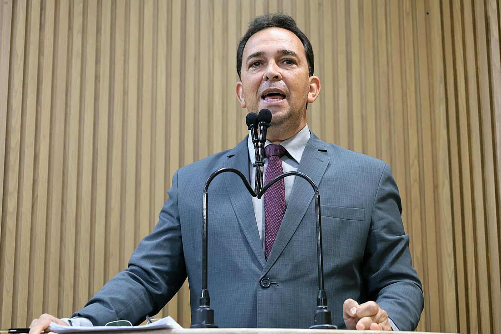Fábio Meireles (PDT) critica gastança de R$ 2,7 milhões para “aprimorar estudo do transporte público de Aracaju”