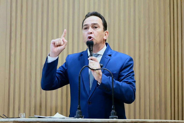 Fábio Meireles (PDT) critica gestão municipal sobre compra de ônibus elétricos