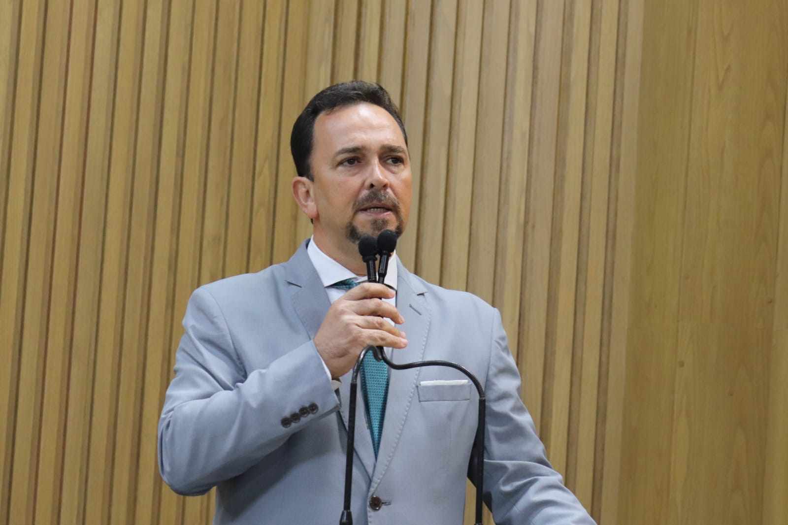 Fábio Meireles critica serviços da Deso aos aracajuanos