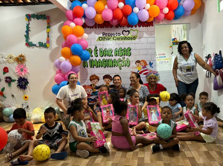 Fábio Meireles (PDT) entrega brinquedos na ONG Olhar Carinhoso com apoio voluntário da diretora do GACC, Elenilda Novais 