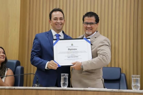 Fábio Meireles (PDT) entrega título de Cidadania Aracajuana ao médico da família e comunidade, Oziel Pedraza Brito