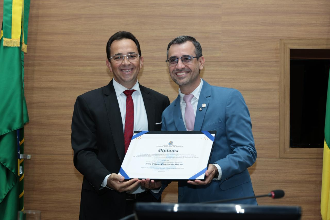 Fábio Meireles (PDT) entrega título de cidadania aracajuana ao vereador Lúcio Flávio em solenidade na Alese 