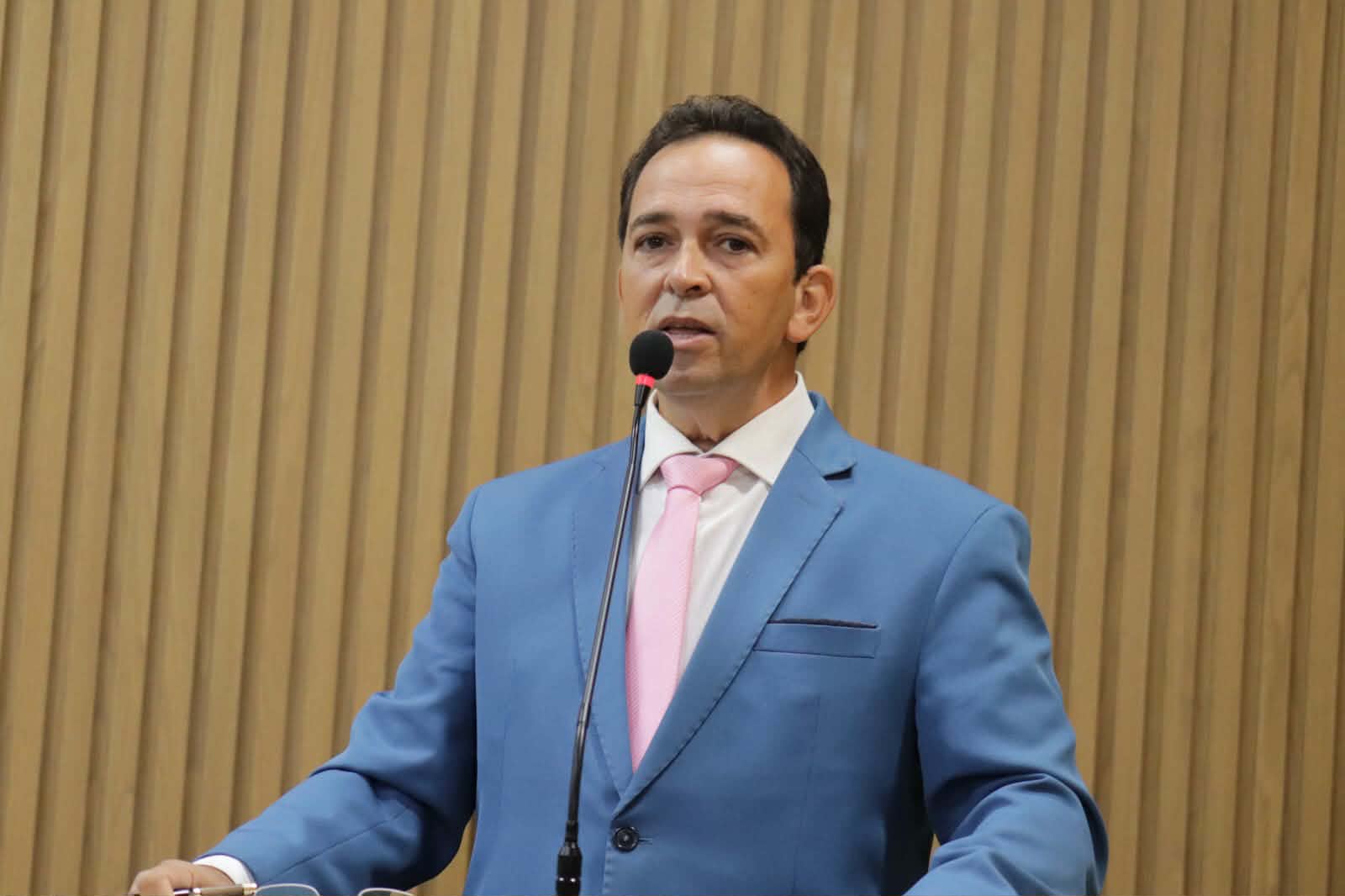 Fábio Meireles (PDT) ilustra críticas com vídeos da população cobrando infraestrutura e manutenção urbana 