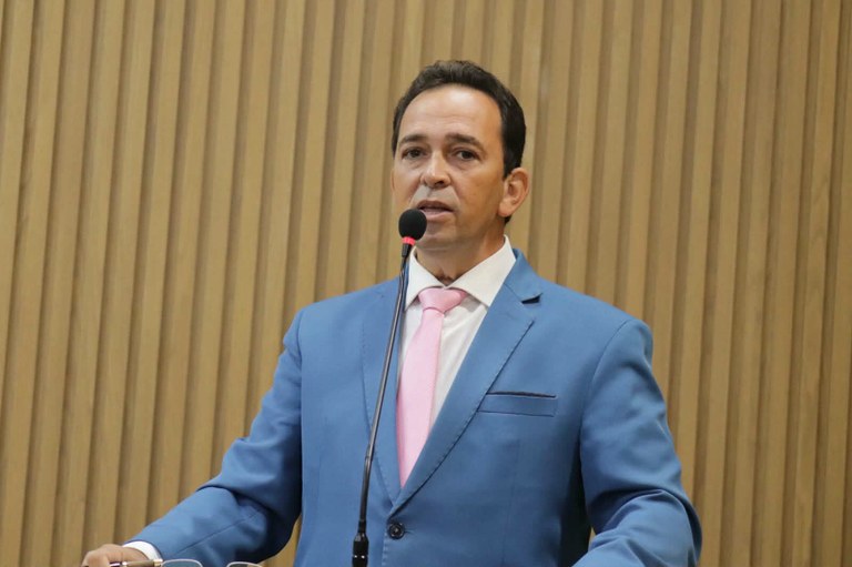 Fábio Meireles (PDT) ilustra críticas com vídeos da população cobrando infraestrutura e manutenção urbana 