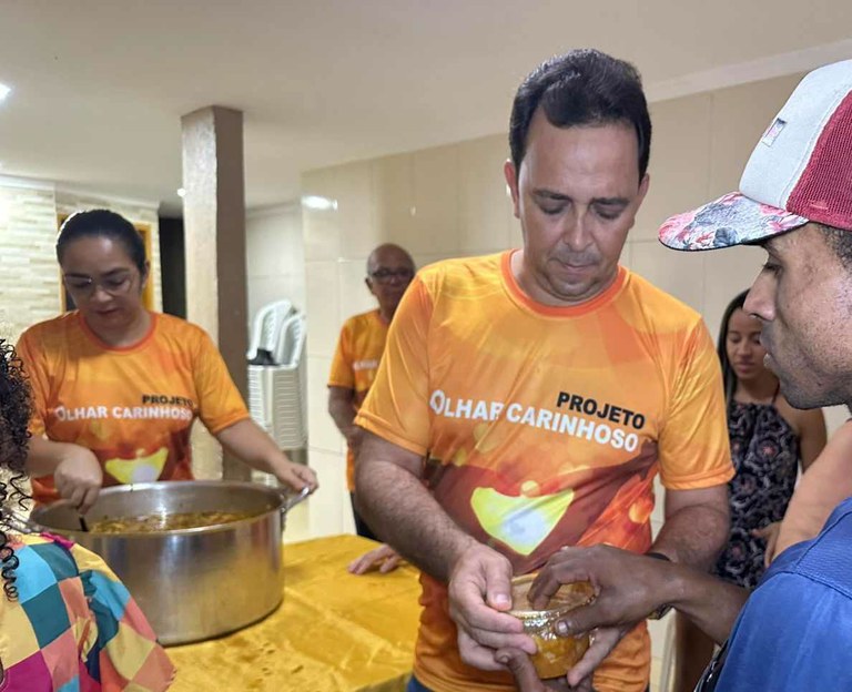 Fábio Meireles (PDT) participa de ação solidária no bairro Santos Dumont