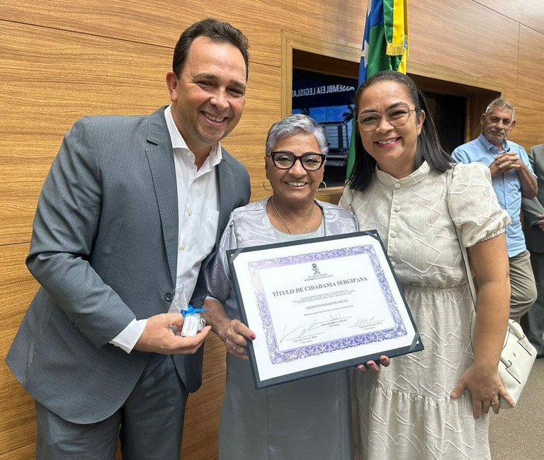 Fábio Meireles (PDT) prestigia entrega de Título de Cidadania Sergipana a presidente do GACC, Elenilda Novais