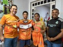 Fábio Meireles (PDT) prestigia entrega do novo uniforme do time Real Bomfim, no bairro Soledade
