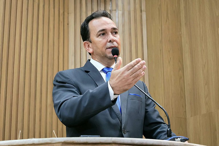 Fábio Meireles (PDT) questiona secretário sobre desequilíbrio fiscal entre receitas e despesas da gestão municipal