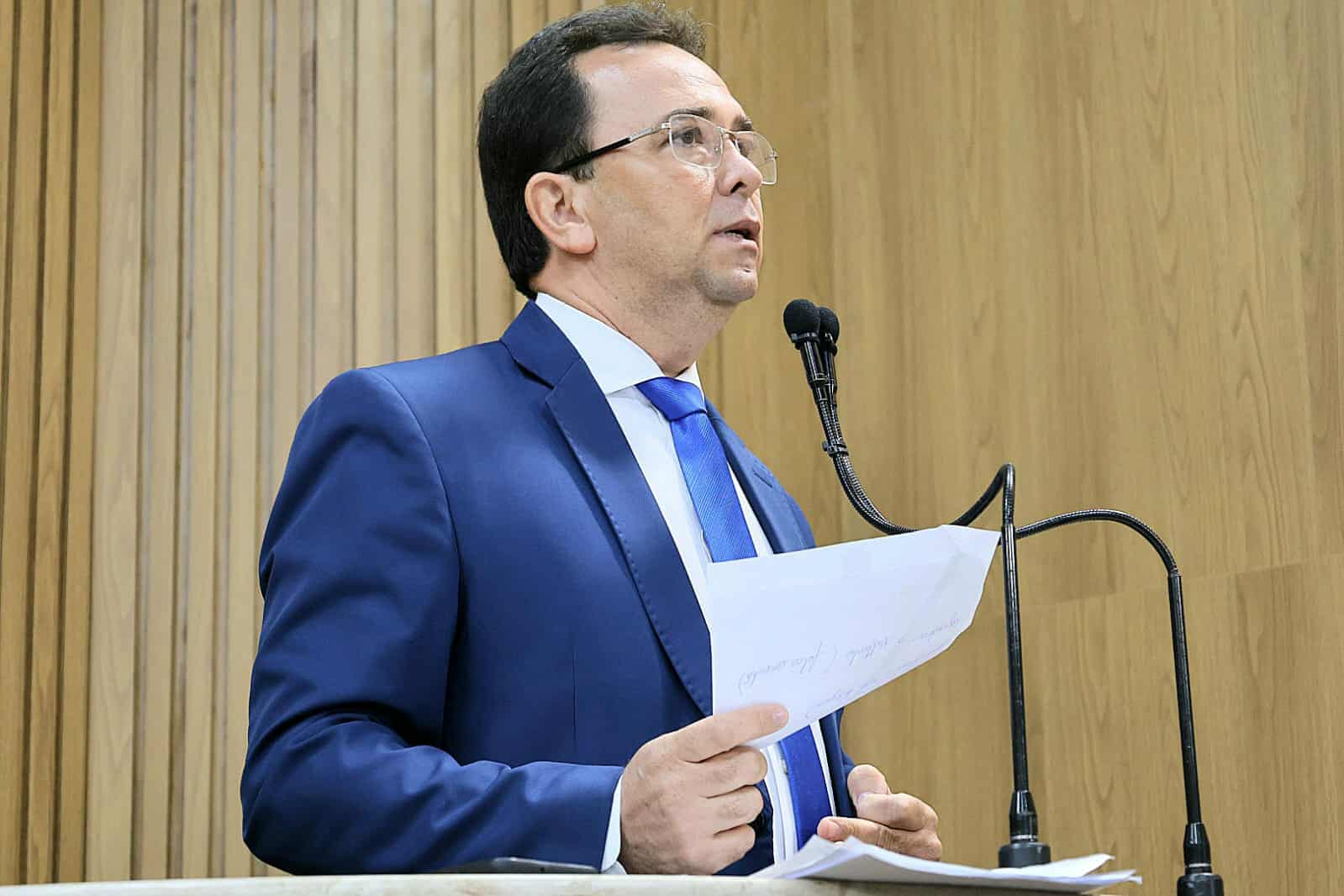 Fábio Meireles (PDT) rebate argumentos da prefeita Emília em responsabilizar oposição e TCE-SE pela retirada dos ônibus elétricos