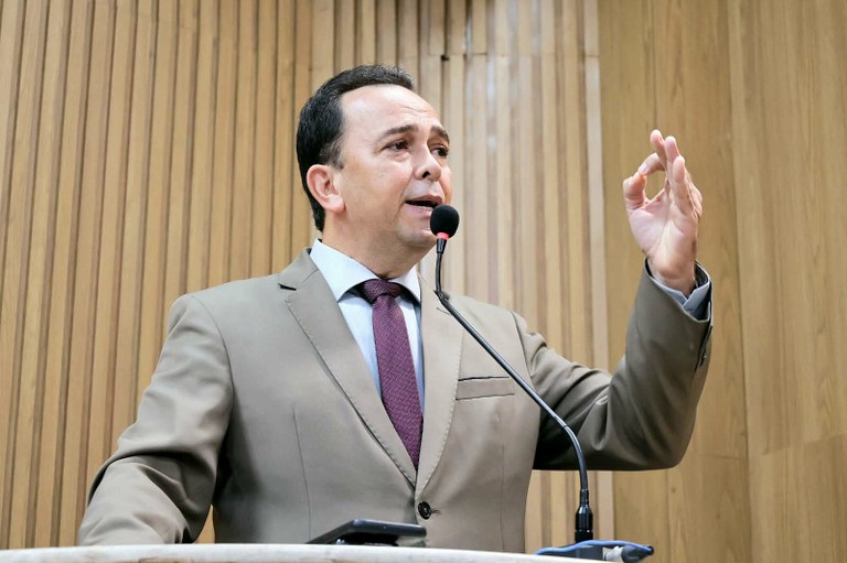 Fábio Meireles (PDT) reivindica limpeza urbana básica em diversas vias de Aracaju 