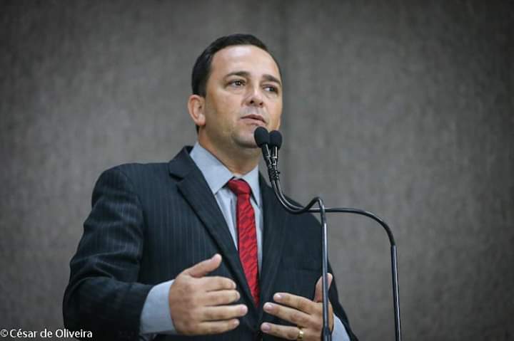 Fábio Meireles pede que a Deso solucione vazamento de hidrômetro no Santa Maria