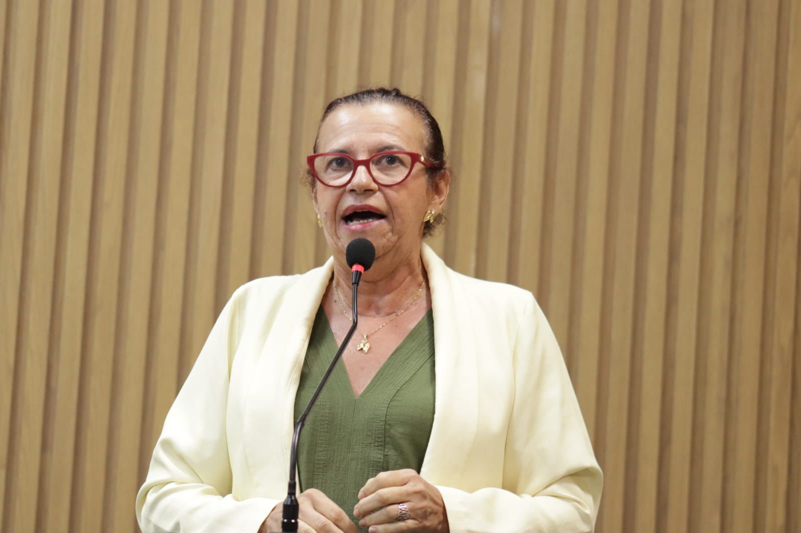 Falta de água em bairros de Aracaju é criticada por Sonia Meire