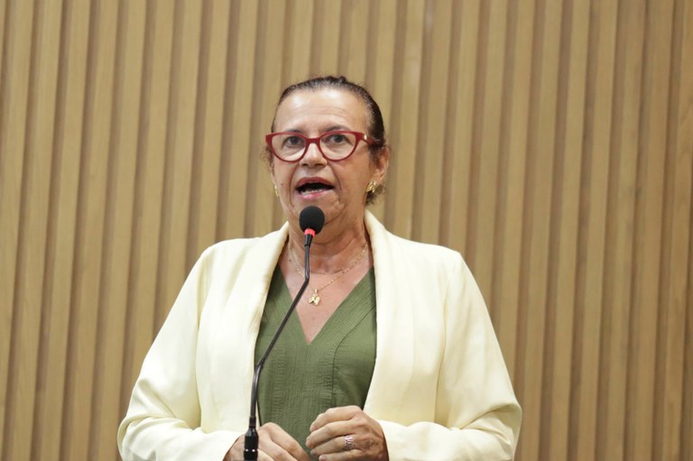 Falta de água em bairros de Aracaju é criticada por Sonia Meire