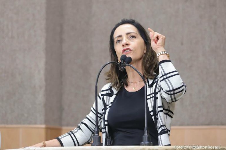 "Falta interesse da gestão municipal para resolver situação dos taxistas em Aracaju" afirma Emília