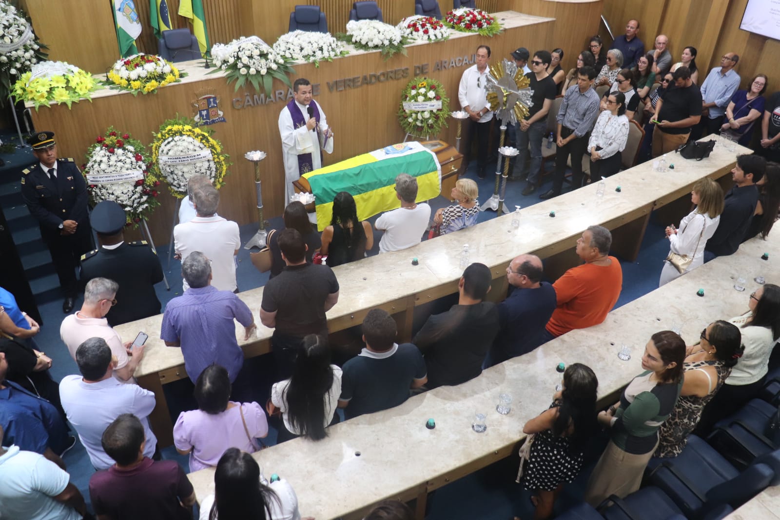 Familiares e amigos se despedem do ex-vereador Evando Franca