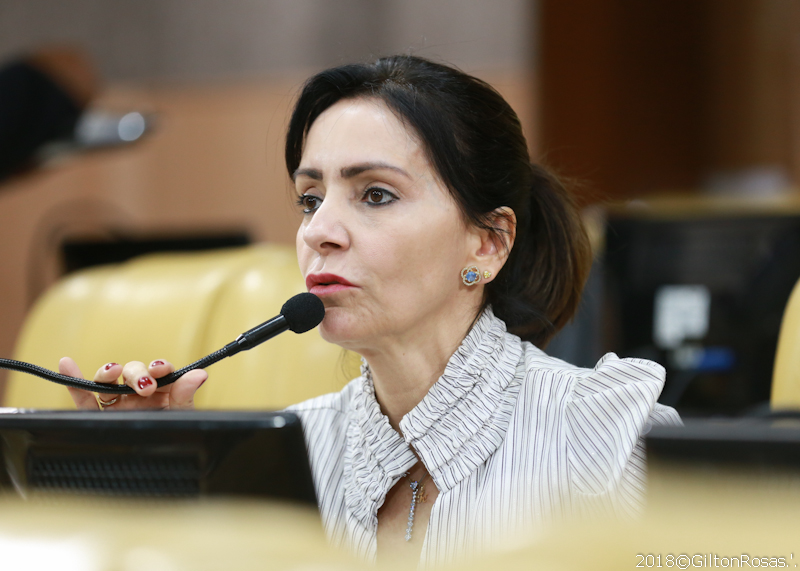 Filha de Lagarto, Emília Corrêa fala em rádio da cidade sobre sua trajetória política