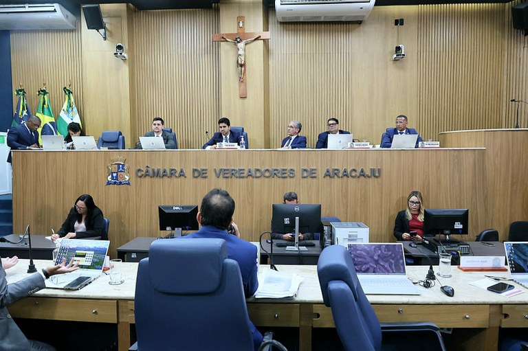 Grande Expediente da CMA é marcado por discussões sobre licitações do município, processos de contratação e despedida do vereador Marcel Azevedo 
