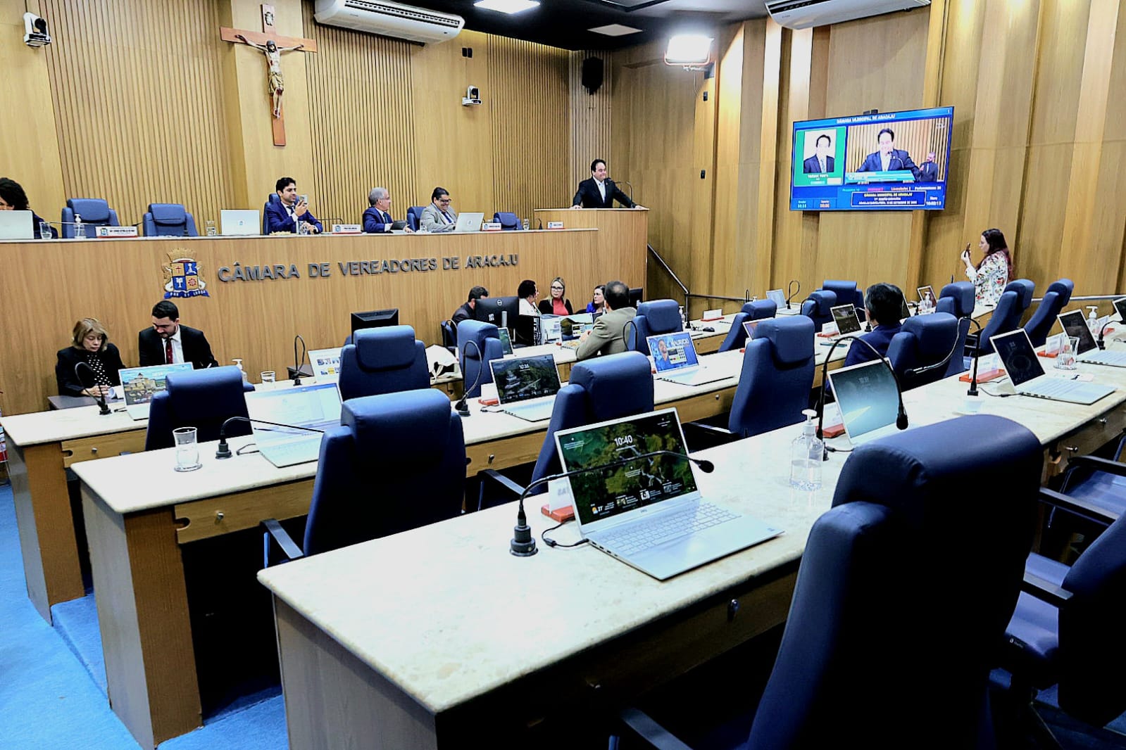 Grande expediente: vereadores realizam críticas, homenagens e anúncio esportivo