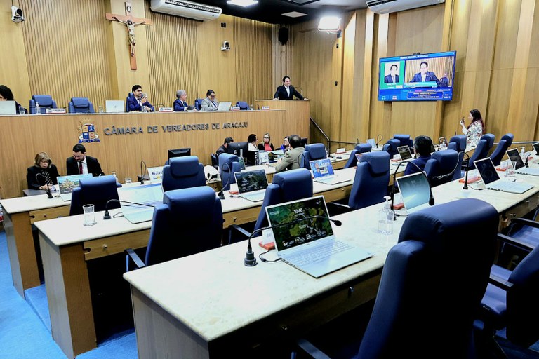 Grande expediente: vereadores realizam críticas, homenagens e anúncio esportivo