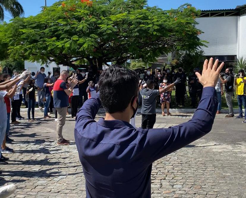 Nestor Piva: Pastor Diego presta solidariedade aos pacientes e participa de momento de oração