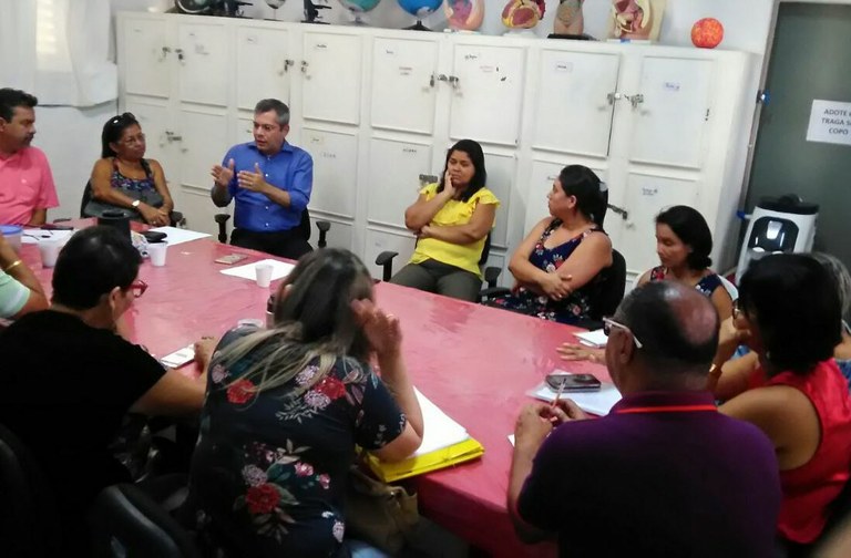 Iran Barbosa acompanha luta contra o fechamento de escola em Aracaju