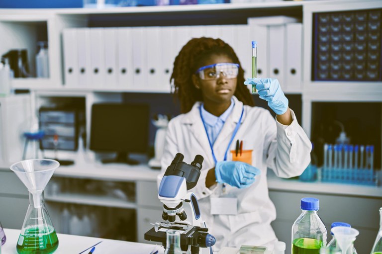 Iran Barbosa apresenta projeto que cria o Prêmio “Aracaju Mulheres na Ciência”