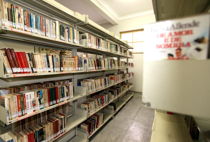 Iran Barbosa cobra o cumprimento da lei que determina a presença de bibliotecas nas escolas 