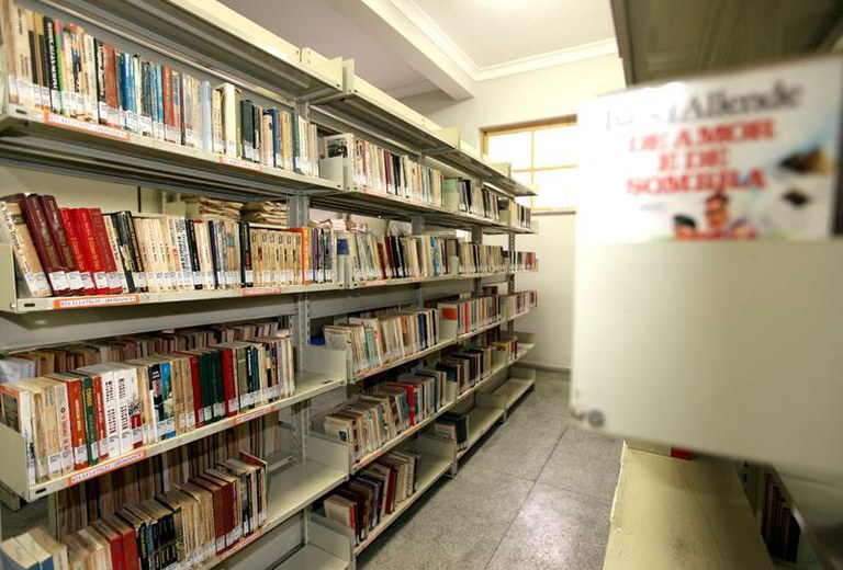 Iran Barbosa cobra o cumprimento da lei que determina a presença de bibliotecas nas escolas 