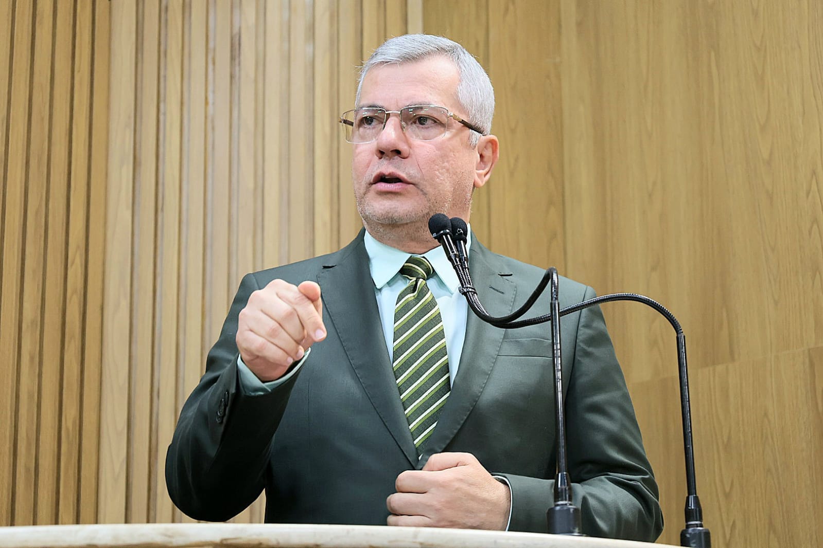 Iran Barbosa comemora aprovação  de isenção para quem ganha até R$ 5 mil