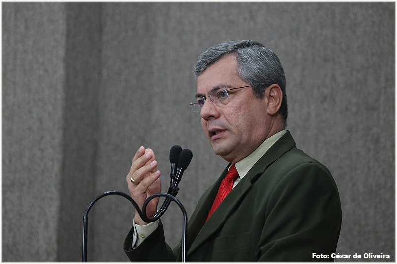 Iran Barbosa critica a prorrogação do mandato de diretores de escola